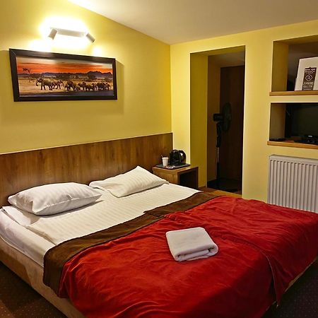 Hotel Ajax Janki Exteriér fotografie