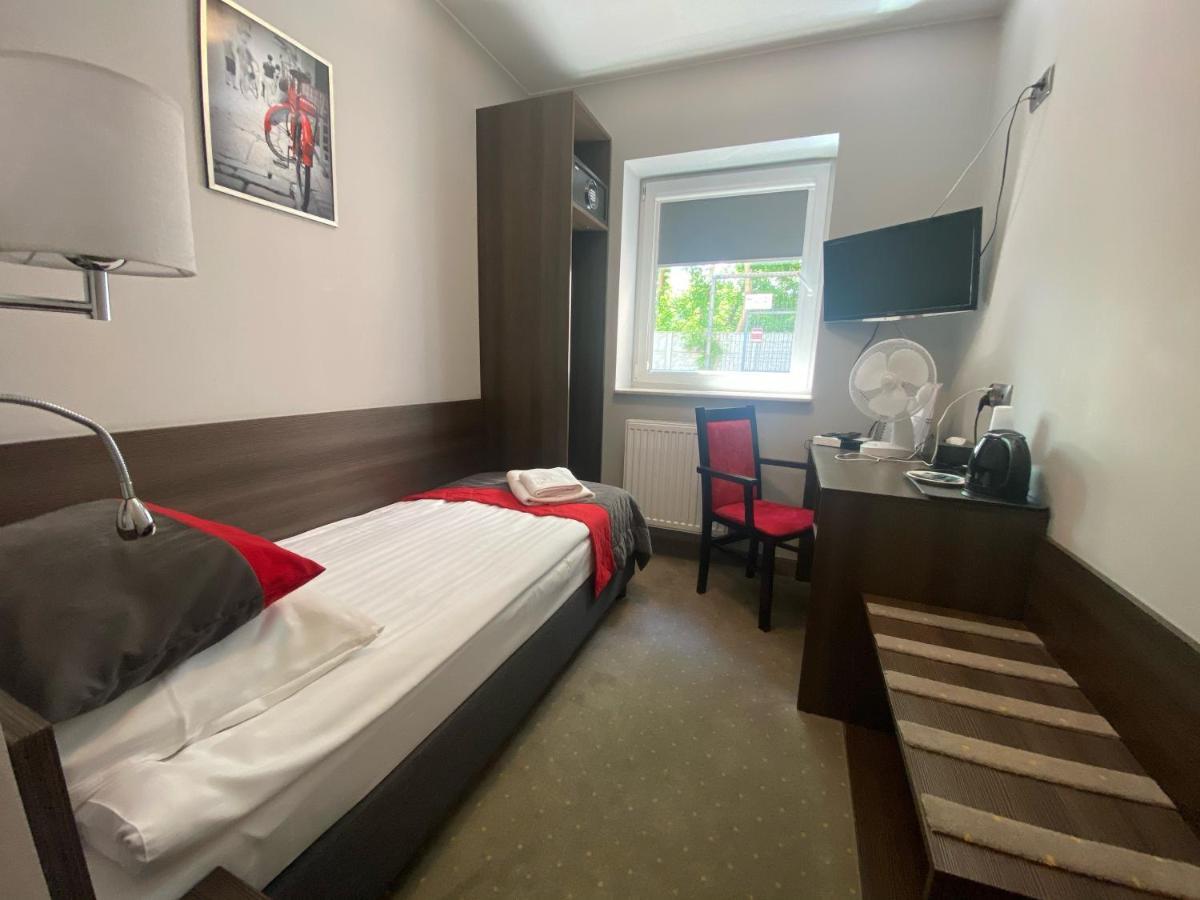 Hotel Ajax Janki Exteriér fotografie