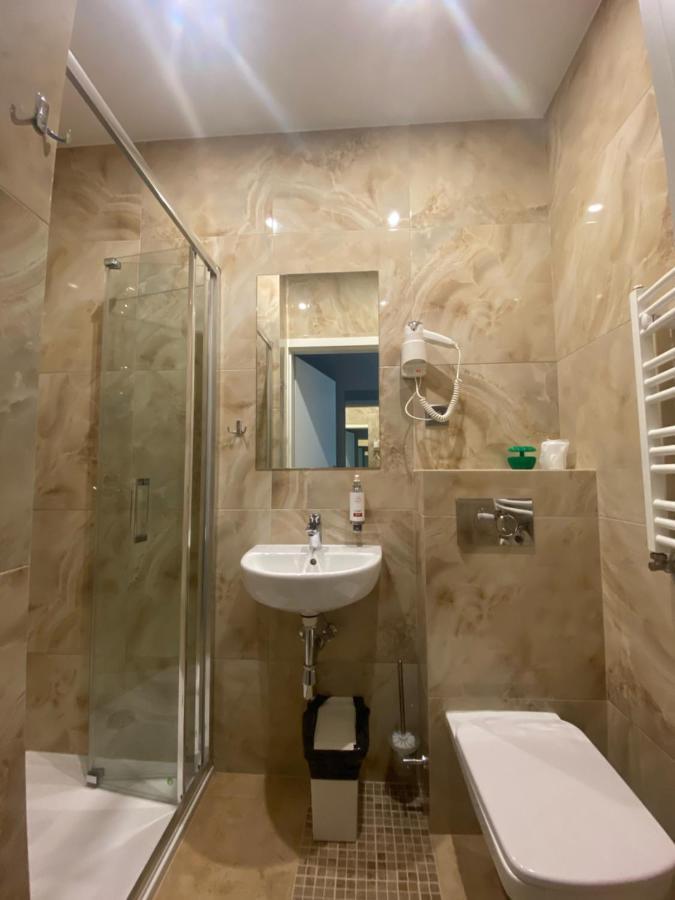 Hotel Ajax Janki Exteriér fotografie