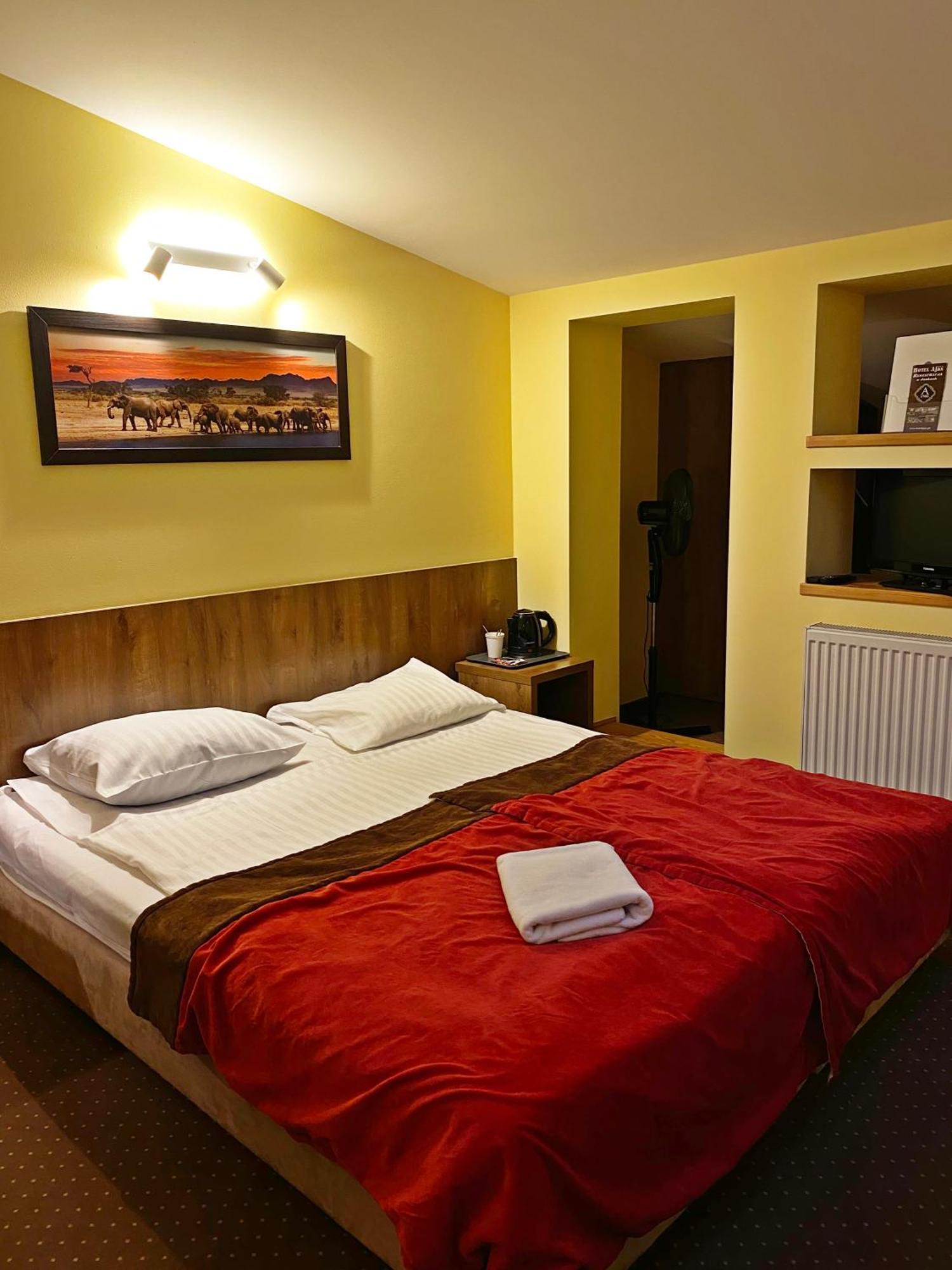 Hotel Ajax Janki Exteriér fotografie