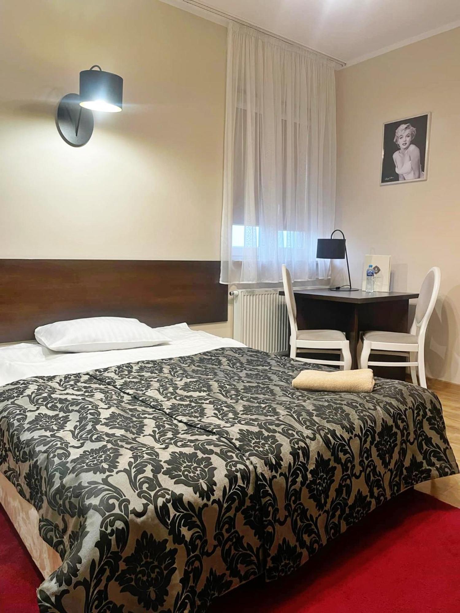 Hotel Ajax Janki Exteriér fotografie