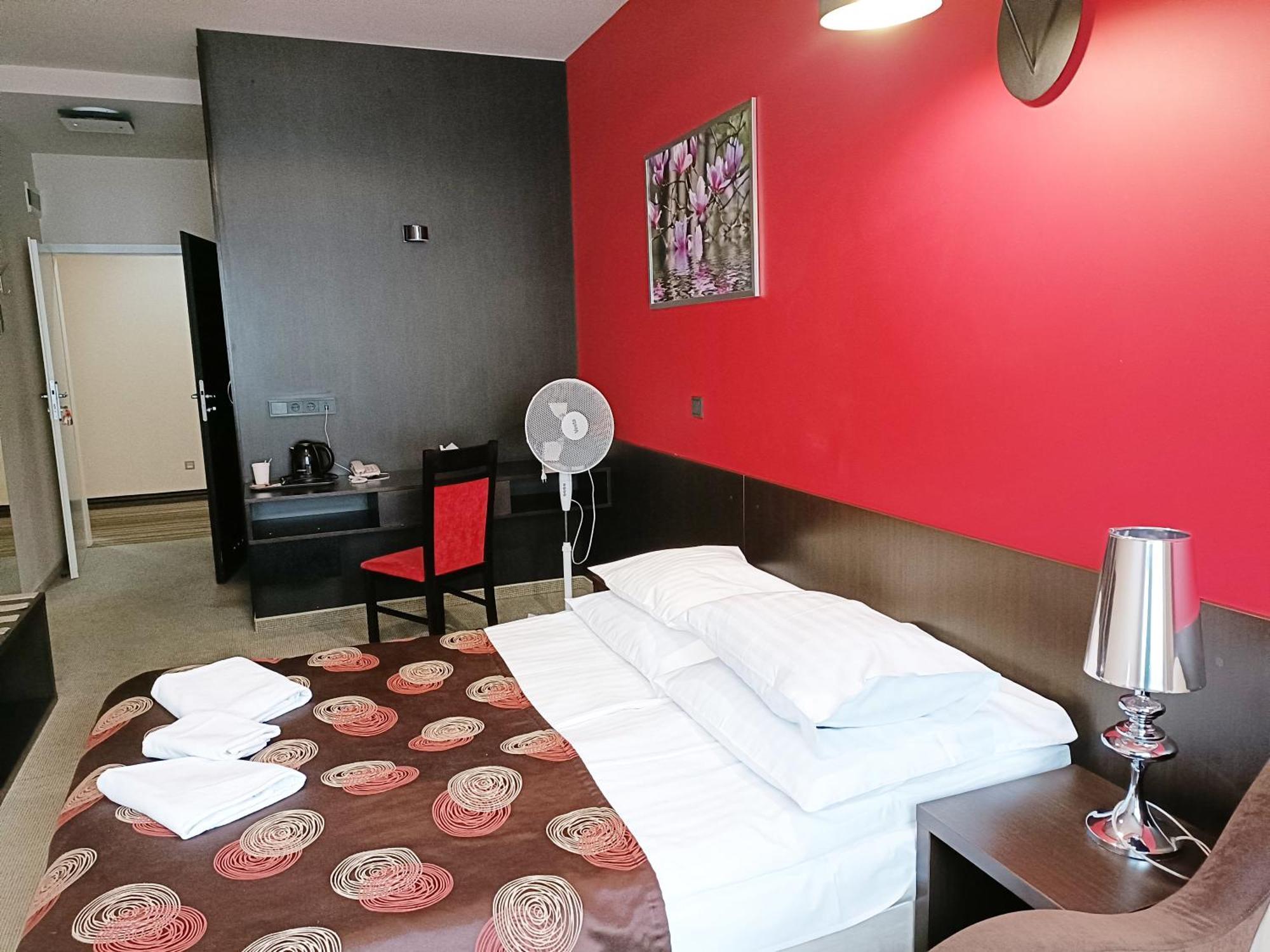 Hotel Ajax Janki Exteriér fotografie