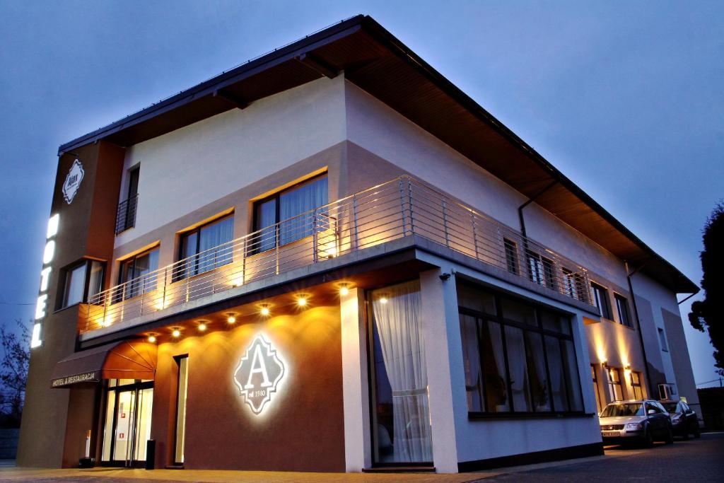 Hotel Ajax Janki Exteriér fotografie