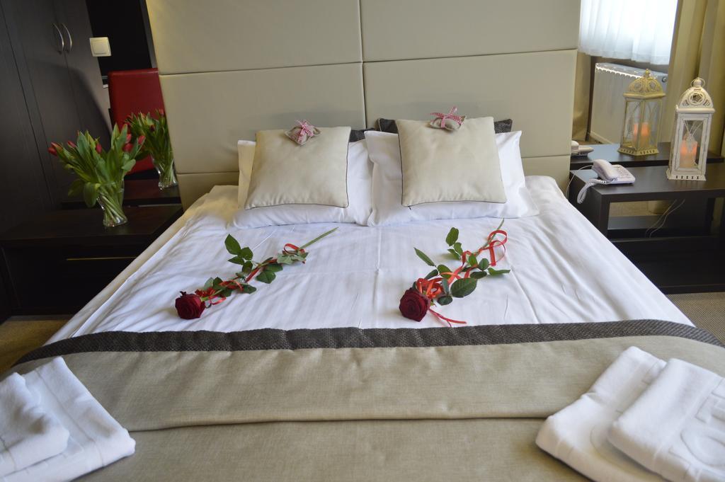 Hotel Ajax Janki Exteriér fotografie