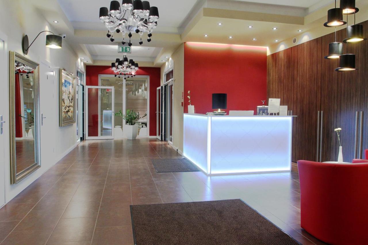 Hotel Ajax Janki Exteriér fotografie